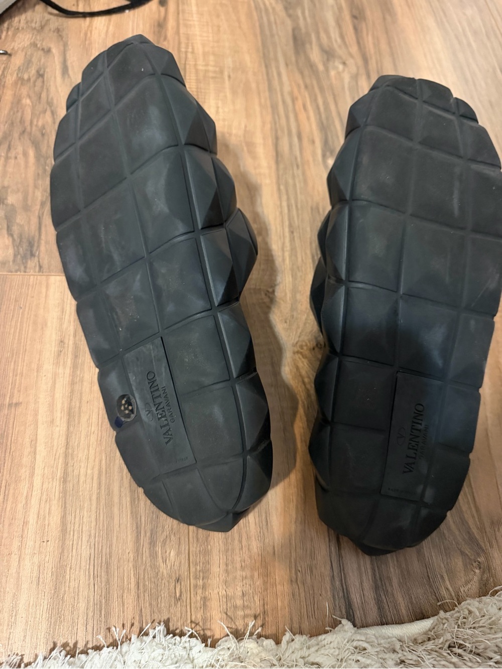 Valentino Black Men’s Pyramid-Stud Slide Sandals - Picture 5 of 5